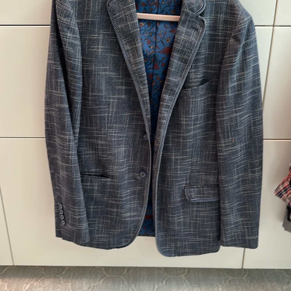 TALLIA Gray Sport Coat with Modern Plaid Design